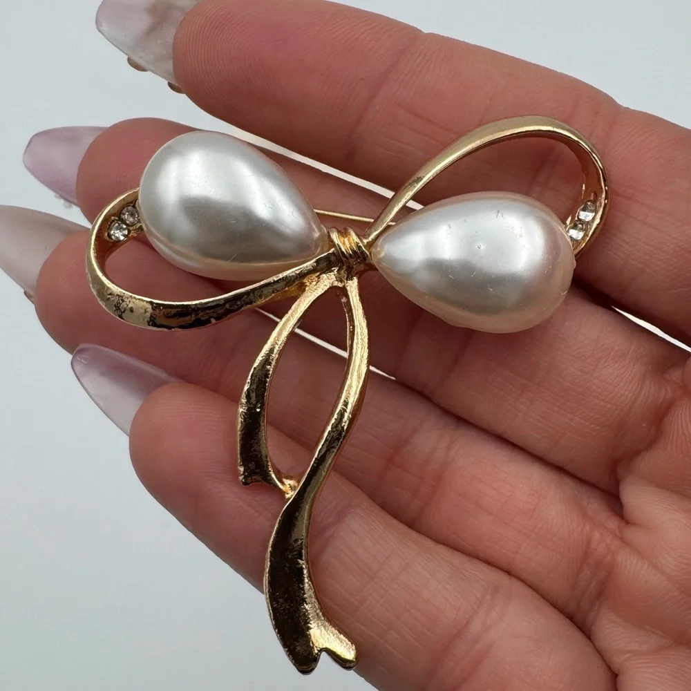 Ecarla Gold Tone Bow Brooch Faux Pearl Teardrop Rhinestone Ribbon Pin VNTG INSPO
